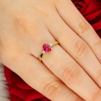 Złoty pierścionek damski z różową cyrkonią i dwoma białymi kamieniami pink.jpg